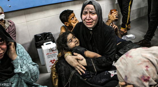 Massacro di Gaza: bombe sull’ospedale e 500 morti. Hamas e Israele si scambiano le accuse. Biden “Indignato”. Annullato vertice in Cisgiordania