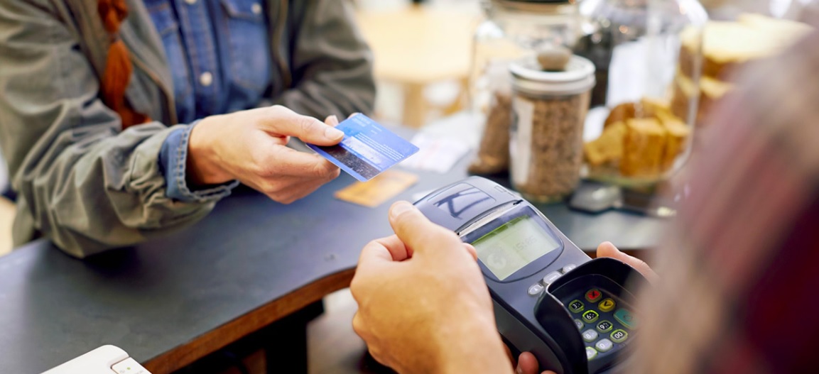 Torino – Gli rubano la carta di credito, trova il ladro che paga e mangia al vicino Fast Food