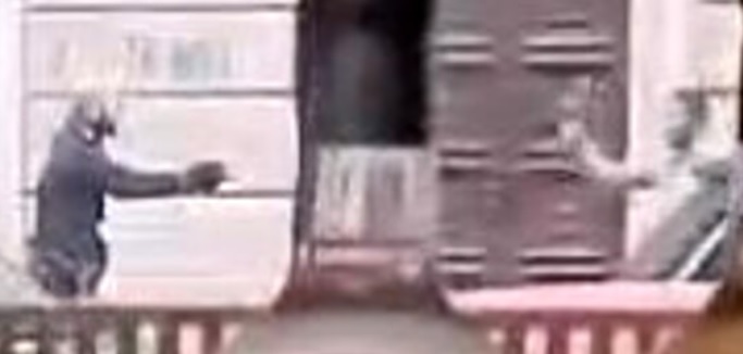 Paura a Torino – Uomo armato di coltello vicino alla sinagoga. Passanti in fuga.  Bloccato con il Taser