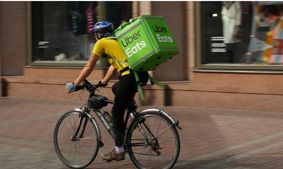 Il Tribunale contro Uber e Deliveroo: dovranno versare decine di milioni di euro di contributi ai Rider