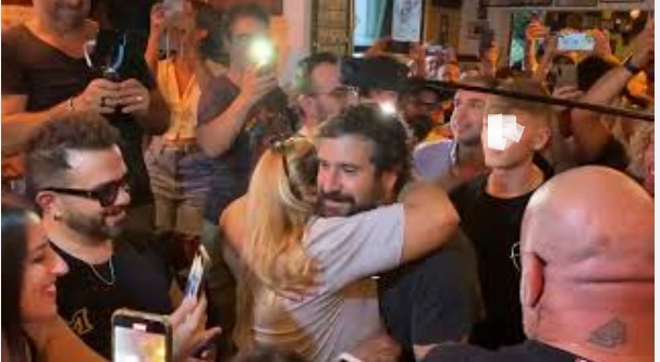 Torino – Tommaso Paradiso ha presentato il suo album in un Pub di Mirafiori “Dedicato a chi mi vuole bene”