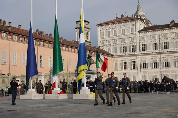Torino celebra le Forze armate e l’Unità nazionale: “Grazie a chi si impegna ogni giorno per il bene di tutti”