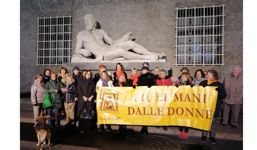 Torino – Le fontane di piazza CLN si illuminano di arancione: “Basta alla violenza contro le donne”