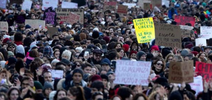 Torino – Oltre 10mila, un fiume di persone sfila in difesa della donna: “Basta violenza e patriarcato!”. Un minuto di rumore assordante