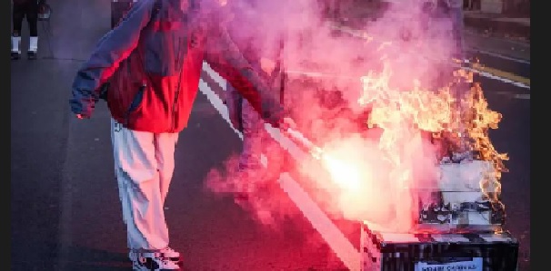 Caos a Torino – Manifestazione contro il Governo, bruciata foto di assessore di FdI, Meloni “imbrattata” di sangue. Scoppia il tafferuglio con la Polizia