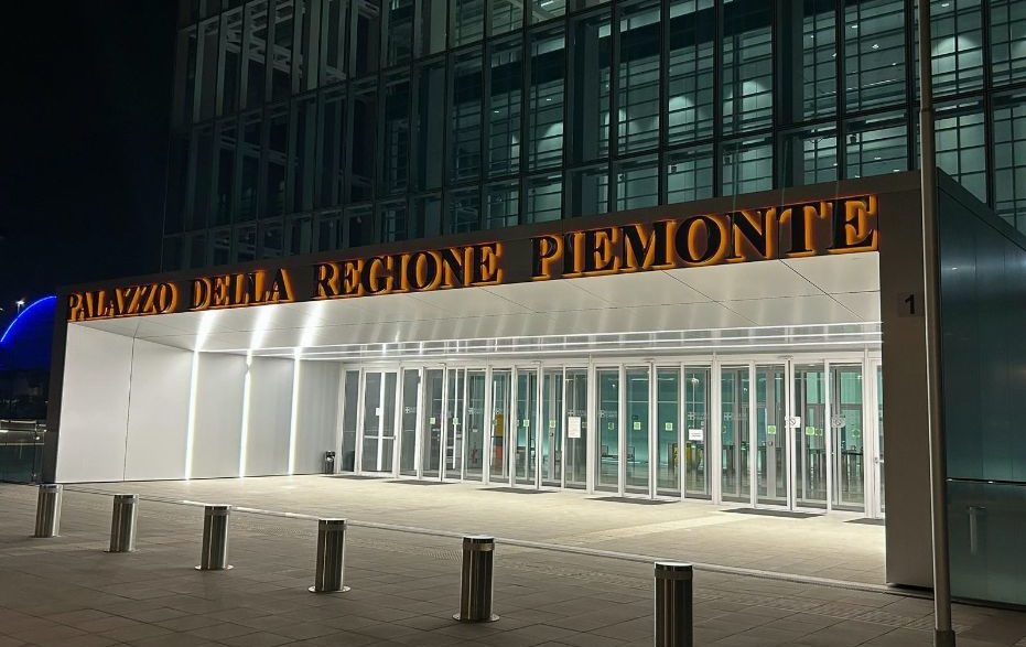 Torino – Il Grattacielo della Regione si illumina di arancione: “Lottiamo contro la violenza sule donne!”