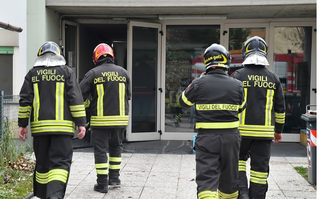 Torino – Paura a scuola, a fuoco aula informatica. Tre feriti