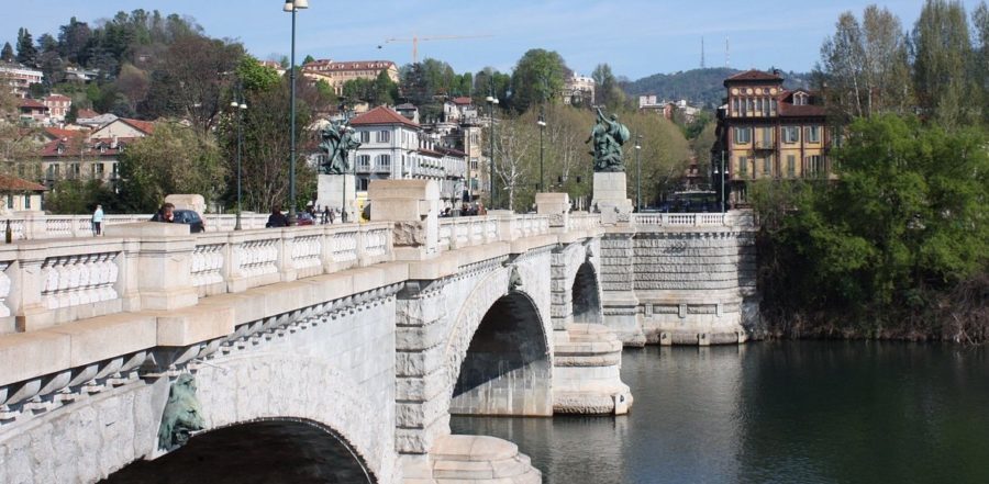 Torino – Donna si vuole lanciare dal Ponte Umberto I: poliziotto-eroe rischia la vita e la salva