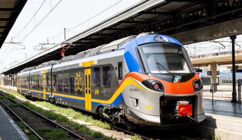 Torino- Pinerolo, caos sulla linea. Ritardi continui e passeggeri inferociti “La giunta Cirio fa più ritardi dei treni”