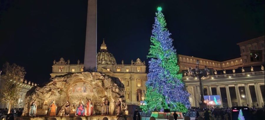 Torino – L’albero donato dal Piemonte brilla in piazza San Pietro in Vaticano. Papa Francesco: “Grazie, Piemonte!”