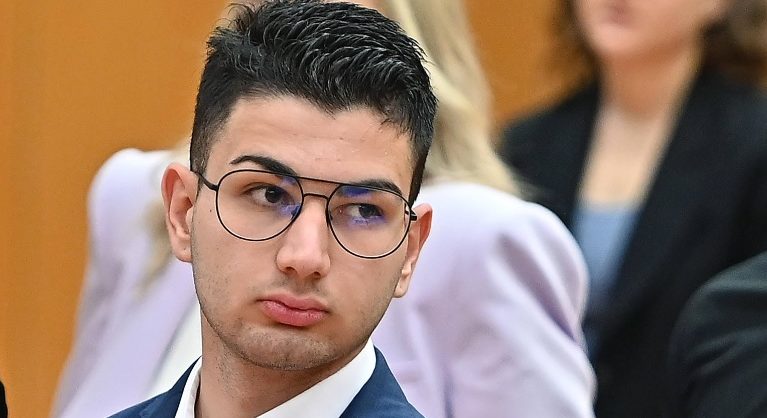 Torino – Uccise il padre violento, arriva la sentenza: “Condannato a 6 anni”. La madre protesta