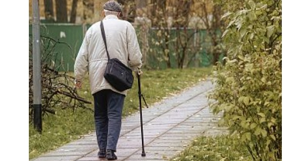 Piemonte – Il bel gesto: anziano perde 200 euro in strada. Un onesto cittadino li trova e salva il suo Natale