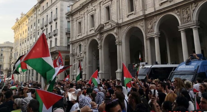 Torino – Blitz contro Mc Donald’s in centro: “Regala pasti gratis ai soldati israeliani”