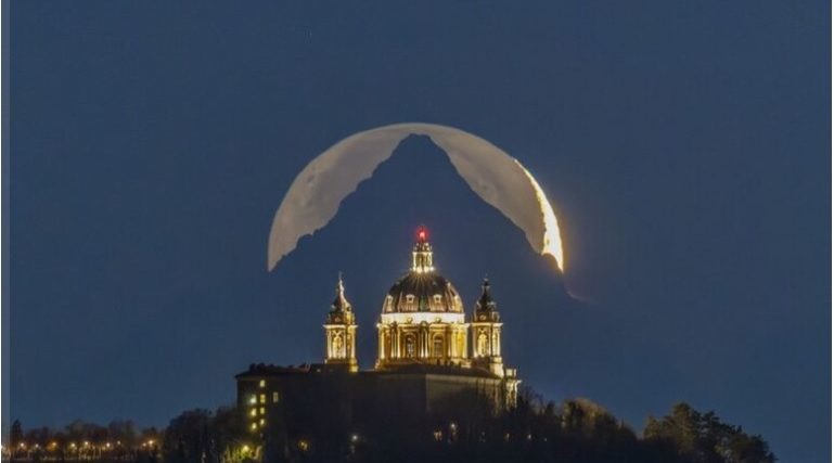 Da Torino un’incredibile foto – Superga, la Piramide del Monviso e la Luna in perfetto allineamento: è lo scatto del giorno Nasa