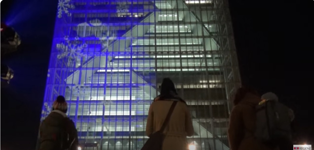 Torino – Il Grattacielo Piemonte illumina il Natale a Lingotto: “Un biglietto d’auguri alla città”
