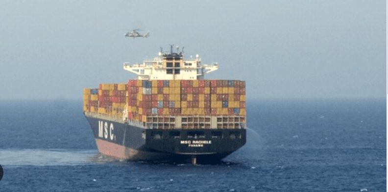 Mar Rosso sotto attacco, il mercato è sconvolto “Le compagnie di navigazione evitano l’area bombardata”