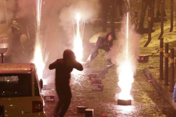 A Torino Capodanno con botti e fuochi anche in mezzo alle case: “Inutili i divieti se poi non si controlla”. Il caso