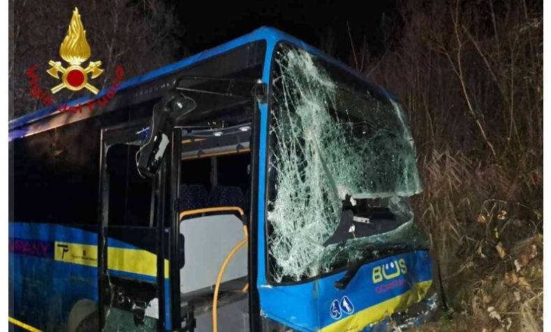 Dramma in Piemonte – Sconto bus-furgone: un morto e 3 feriti