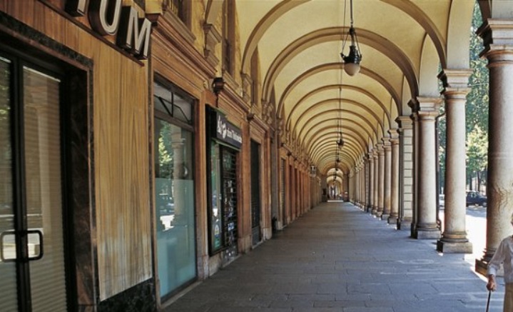 Torino – Polacco armato di coccio di bottiglia rapina passante in corso Vittorio. Inseguito e arrestato