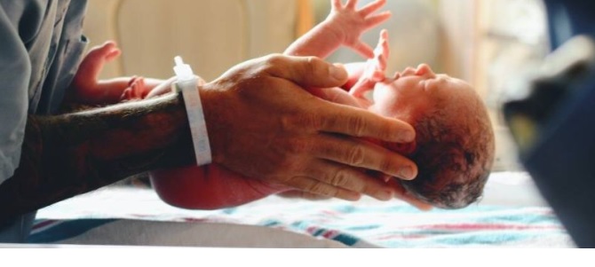 Torino – Colpo di scena dopo il ritrovamento del neonato nel cassonetto. Parla l’uomo che lo ha salvato “Lo vorrei adottare”