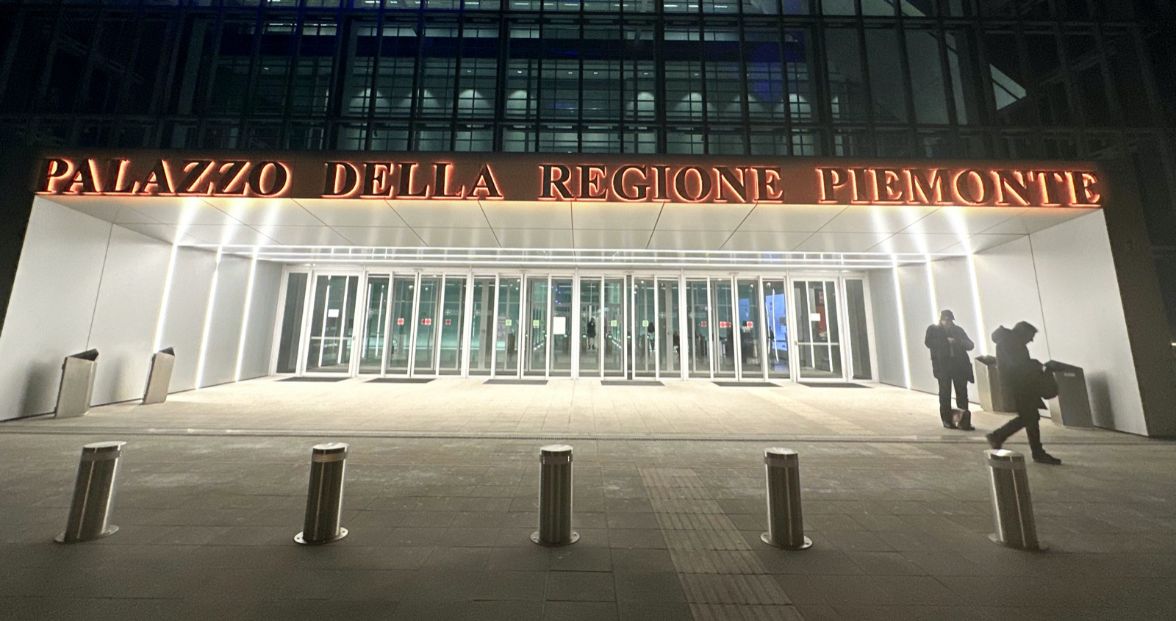 Torino e l’amore per Sinner – Il Grattacielo della Regione Piemonte si illumina di arancione,  in onore del campione italiano