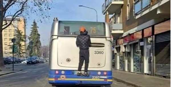 Torino – Follia continua: un altro caso di ragazzino “appeso” a un bus in corsa. “E’ una sfida social ad alto rischio”