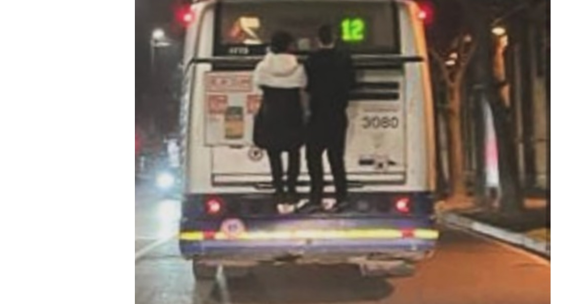 Follia a Torino – Ragazzini viaggiano attaccandosi alla parte posteriore dell’autobus: “Rischiata la tragedia”