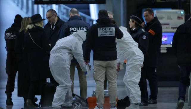 Accoltellamenti a Parigi – E’ residente nel Torinese il folle aggressore