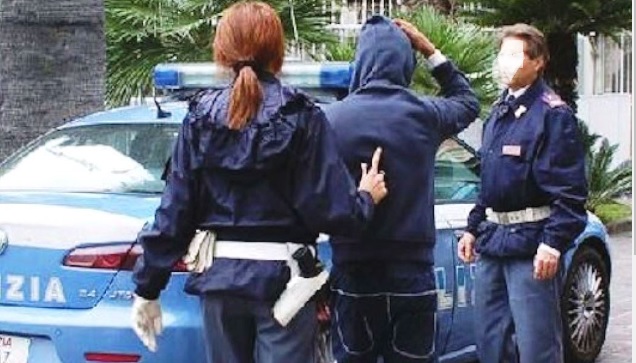 Torino –  Nascondono droga nei tombini e la vendono ai ragazzi: 5 pusher africani arrestati