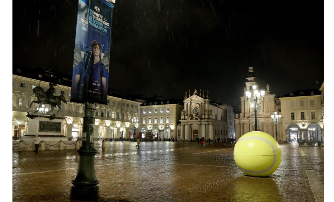 Torino innamorata di Sinner – Gli stendardi dedicati al Campione aggiudicati in 3 minuti