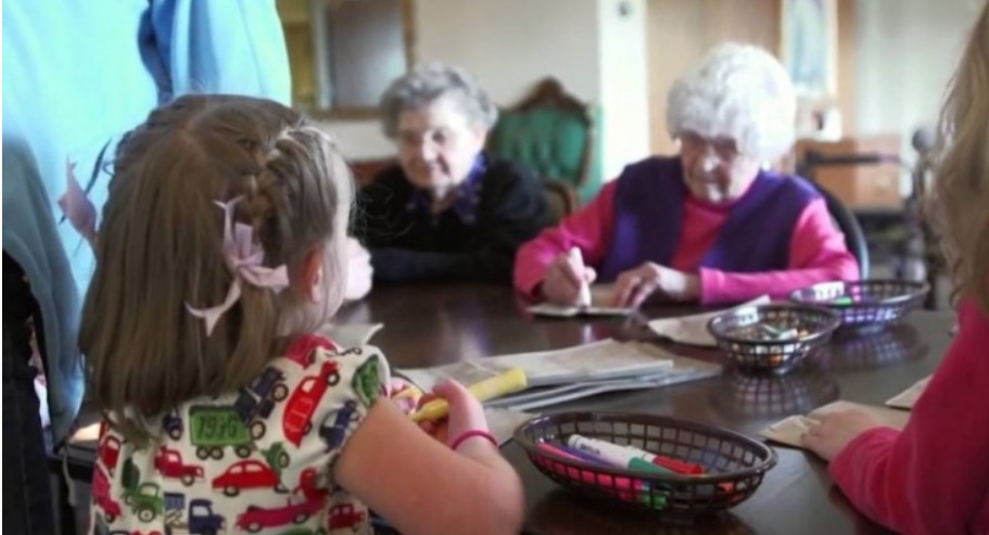 Aperta una scuola materna dentro casa di riposo “Risultati eccezionali”