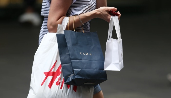 Francia contro la moda “usa e getta” – Arriva la tassa sulla fast fashion, i capi costeranno di più