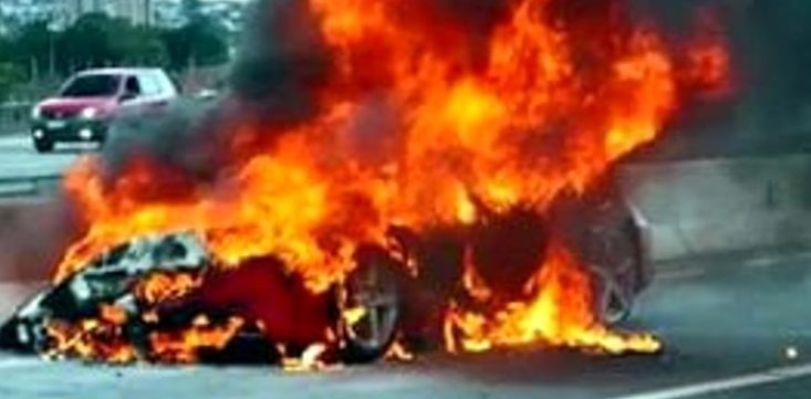 Torino- Dramma di Pasqua: Ferrari si schianta sull’Ivrea-Santhià e va a fuoco: due morti