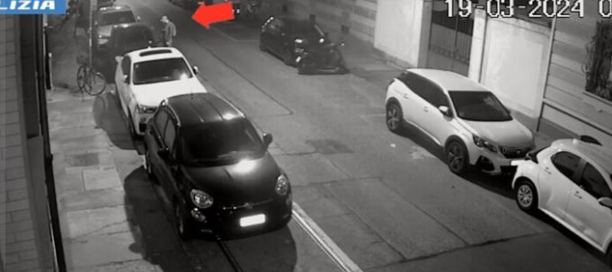 Torino – Ladro sfortunato e distratto. Tenta di rubare auto, proprio sotto la telecamera della Polizia: arrestato subito