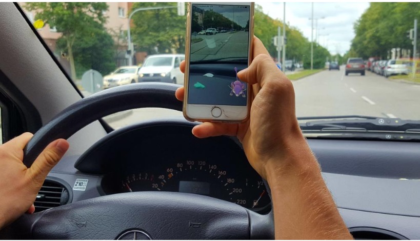 Nuovo Codice della Strada, via alla riforma: cosa cambia per multe e patenti (pugno duro per chi usa il cellulare alla guida)