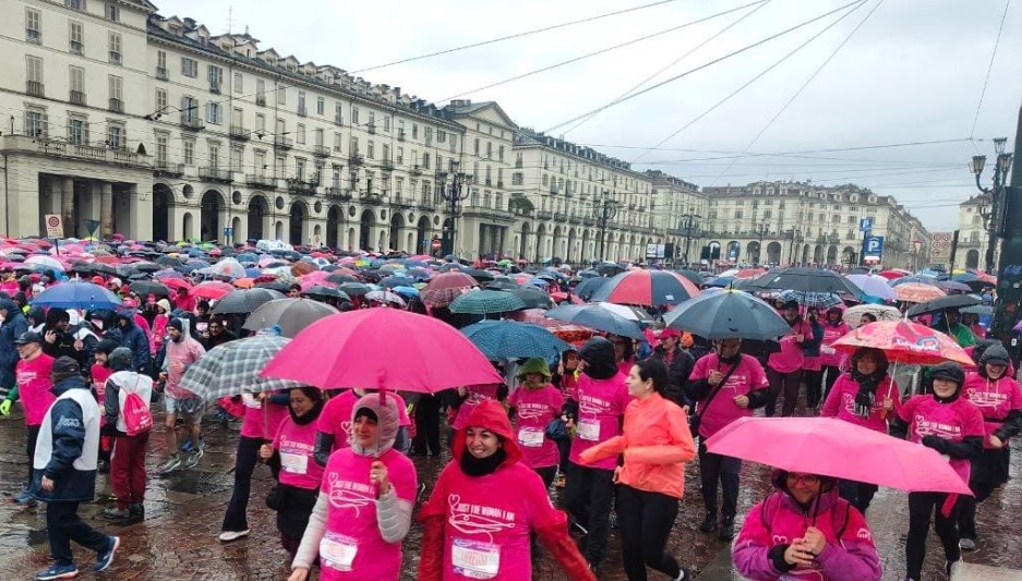 Torino – La pioggia non ferma Just the Woman I Am: grande successo, in migliaia sfilano per la ricerca contro il cancro