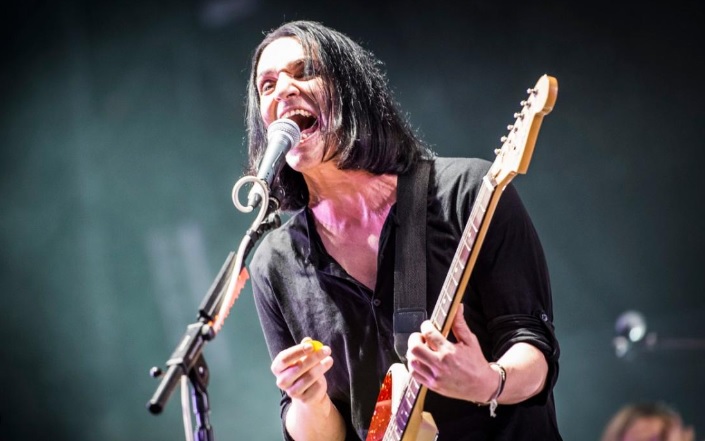 A Torino il cantante dei Placebo insulta Meloni: “Fascista, nazista!” – Ora rischia il processo