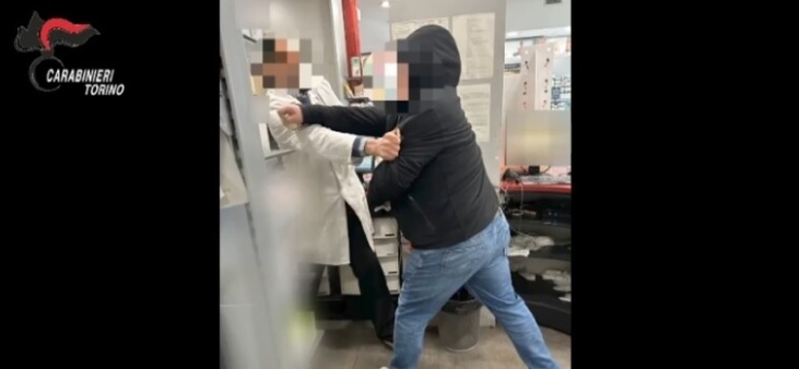 Torino – Rapina farmacia, ma il titolare reagisce e rallenta la fuga: arrestato dai carabinieri