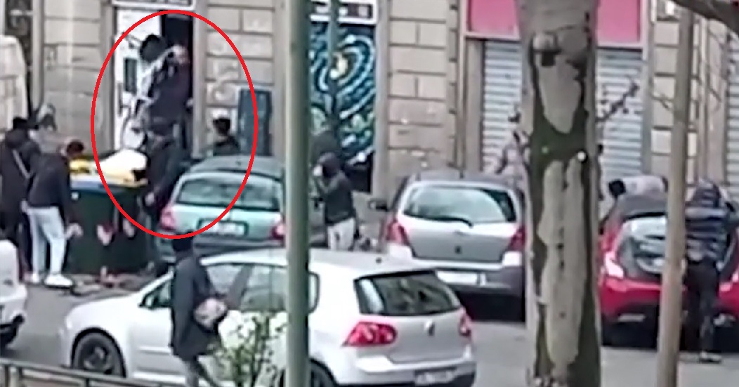 Torino – Rissa fra bande in strada, vola anche una bici contro le auto