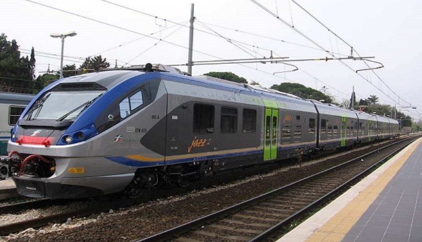 Torino – Passeggero ha un bisogno “incontenibile”: treno costretto a fermarsi, arriva in ritardo