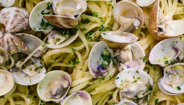 Piemonte – Vongole contaminate a matrimonio, condannato noto chef