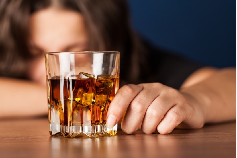 In Italia cresce l’emergenza alcolismo fra i giovani. E le donne bevono più degli uomini: i dati
