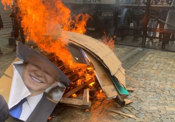 Torino – Tensione per il G7: bloccata la Tangenziale, fumogeni e immagini bruciate. La situazione