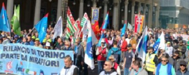 Torino scende in piazza per Mirafiori – In migliaia per il rilancio dell’automotive