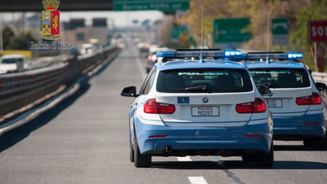 Torino –  Paura per ragazzi torinesi in gita: il pullman finisce contro 2 auto nella notte. Spaventoso incidente