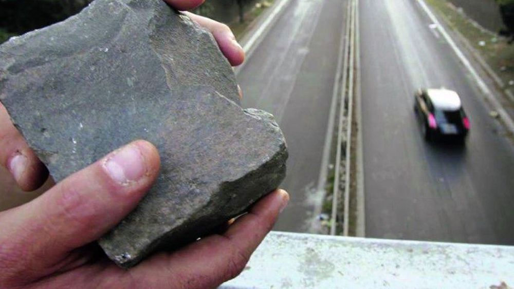 Torino – Lancio di pietre contro auto in corso D’Azeglio: un uomo ferito. Fermato ragazzo al Valentino