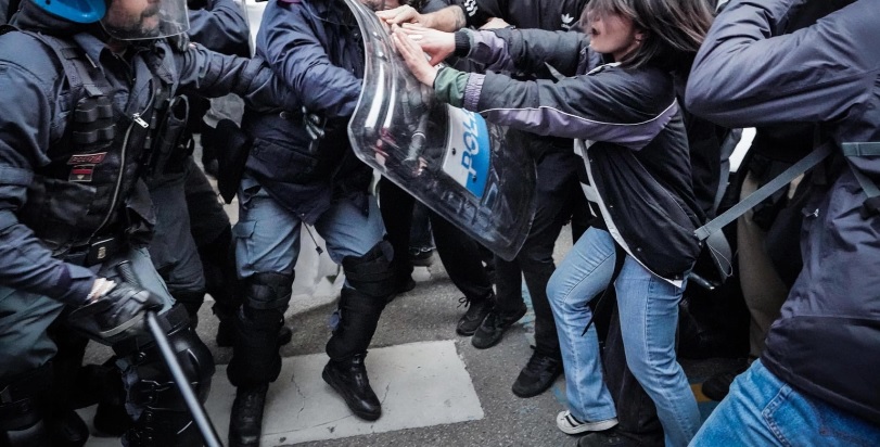 Torino – Scontri e tensioni per il G7: volano bottiglie e manganelli. 3 agenti contusi