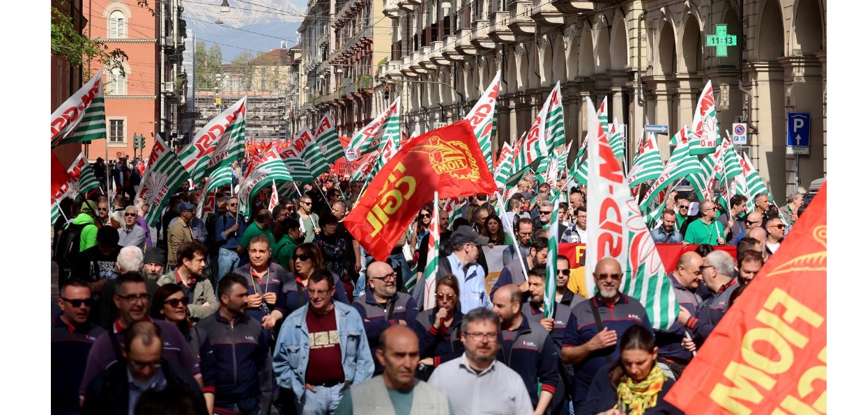 Torino – Il grido a Stellantis: “Se viene giù Mirafiori viene giù tutto”: in 12 mila in piazza