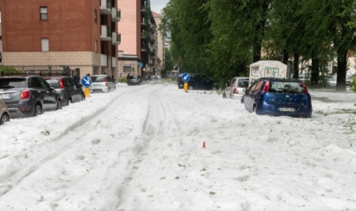 Torino – Dopo la pazzesca grandinata si contano i danni in città. Al lavoro la Protezione Civile:  La situazione