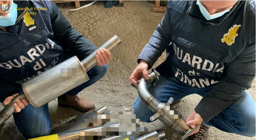 Torino – Scoperte fabbriche false di componenti per auto: maxi sequestro di 500mila ricambi. L’intervento